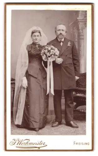 Fotografie J. Werkmeister, Freising, Amtsgerichtsgasse 445, Elegantes Hochzeitspaar mit Blumenstrauss