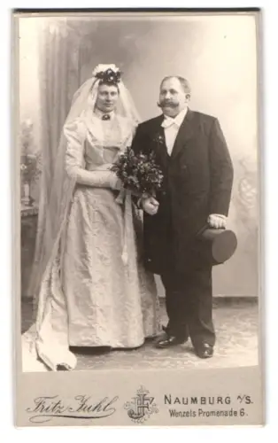 Fotografie Fritz Juhl, Naumburg a. S., Wenzels Promenade 6, Elegantes Brautpaar mit Schleier im Atelier