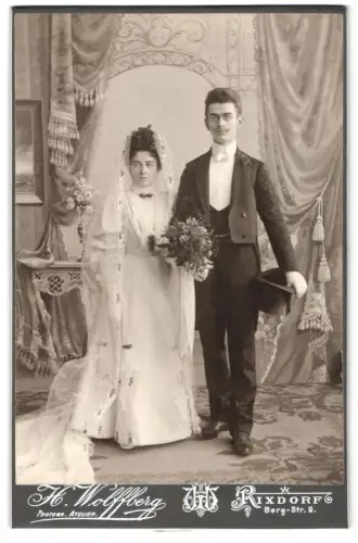 Fotografie H. Wolffberg, Rixdorf, Berg-Str. 9, Hochzeitspaar mit Zylinder und Schleier im Atelier