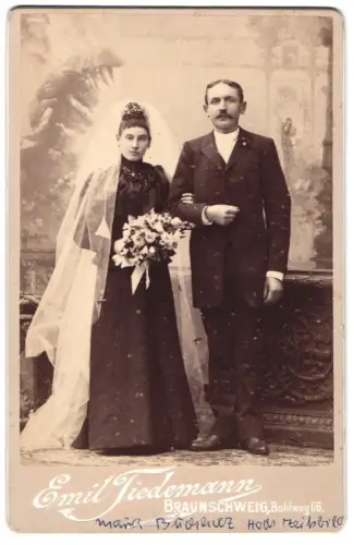 Fotografie Emil Tiedemann, Braunschweig, Bohlweg 66, Maria Buchholz und ihr Gatte zur Hochzeit