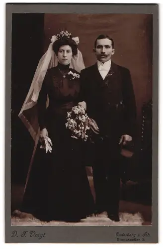 Fotografie D. F. Voigt, Godesberg a. Rh., Brunnenallee 5, Hochzeitsporträt eines eleganten Paares mit Blumenstrauss