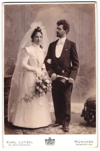 Fotografie Karl Lützel, München, Dachauerstr. 19/21, Hochzeitspaar mit Zylinder und Blumenstrauss