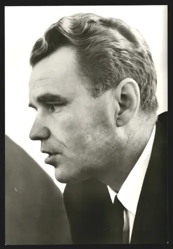 9 Fotografien Willmann, Kosmonauten Schatalow, Kubassow, Chrunow, Schonin, Jelissejew, Wolynow, Gagarin und Beregowoi