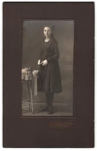 Fotografie H. Leske, Spandau, Schönwalderstrasse 2, Liesbeth mit Schleife im Haar
