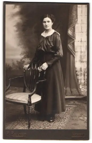 Fotografie F. Franke, Westend, Spandauerberg 5, Marie Krakowski im dunklen Kleid