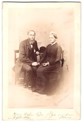 Fotografie unbekannter Fotograf und Ort, Älteres Paar im Jahr 1884