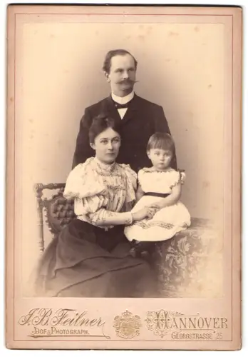 Fotografie J. B. Feilner, Hannover, Georgstrasse 25, Familie mit kleinem Kind