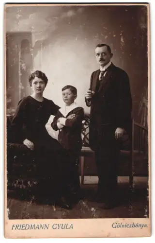Fotografie Friedmann Gyula, Göniczbánya, Franz und Olga Krc geb. Kajtár mit ihrem Sohn