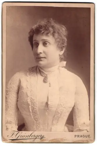 Fotografie F. Grünberger, Prag, Poríc 33, Antonie W. im taillierten Kleid