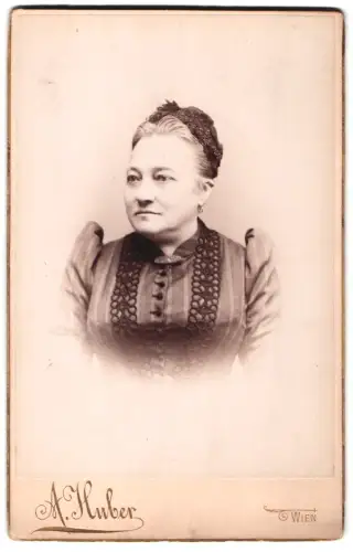 Fotografie A. Huber, Wien, Goldschmidgasse 4, Leontine Gerl im taillierten Kleid