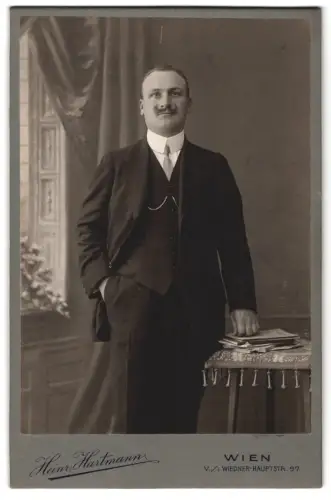 Fotografie Heinr. Hartmann, Wien, Wiedner Hauptstrasse 97, Eleganter Herr im Anzug