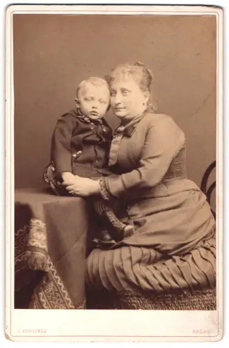Fotografie J. Kunzfeld, Brünn, Karlsplatz 3, Antonie W. mit ihrem Sohn Ernst