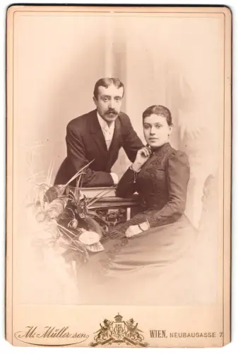 Fotografie M. Müller, Wien, Neubaugasse 7, Elegantes Paar im Atelier
