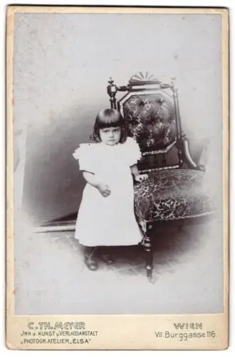 Fotografie C. Th. Meyer, Wien, Burggasse 116, Kleines Mädchen an antikem Stuhl
