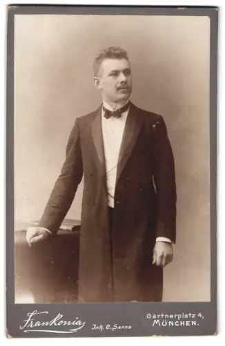 Fotografie Frankonia, München, Gärtnerplatz 4, Eleganter Herr im Frack