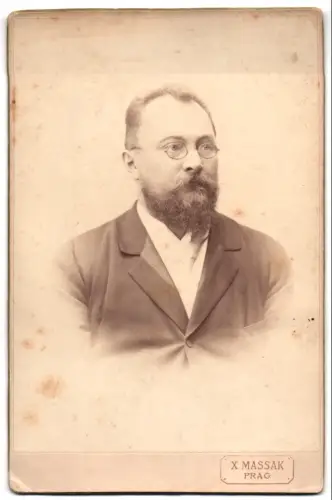 Fotografie X. Massak, Prag, Ferdinandstrasse 20, Paul Liebich mit Brille