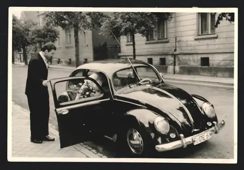Fotografie Auto Volkswagen VW Käfer, PKW mit Kennzeichen Frankfurt dient als Hochzeitslimousine