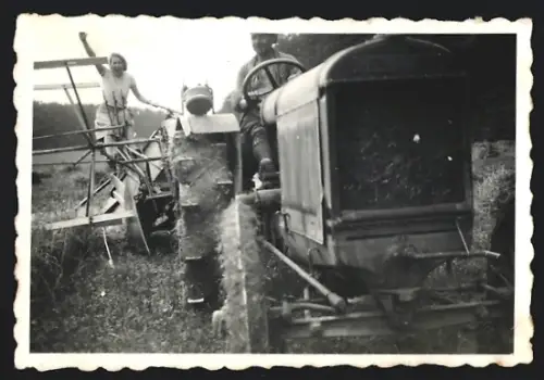 Fotografie Traktor McCormick, Ackerschlepper mäht Wiese / Heuernte