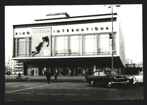 Fotografie unbekannter Fotograf, Ansicht Berlin-Mitte, Karl-Marx-Allee, Kino International, DEFA-Film Heroin