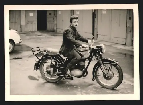 Fotografie Motorrad DKW, Bursche fährt Krad mit 1-Zylinder Motor