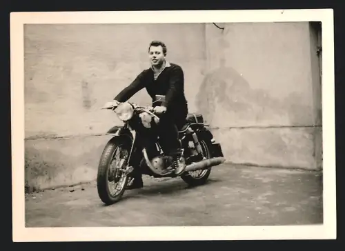 Fotografie Motorrad NSU, junger Mann auf Krad sitzend