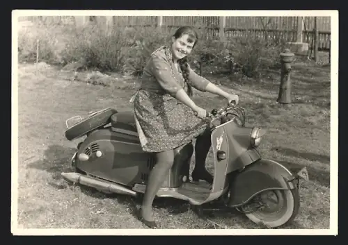 Fotografie Motorrad IWL Motorroller, Mädchen mit Zopf auf LKrad sitzend