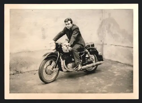 Fotografie Motorrad NSU, junger Mann im Anzug auf Krad sitzend
