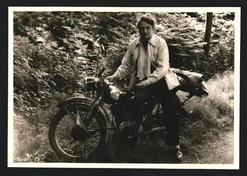 Fotografie Motorrad NSU - Fox, Mann auf LKrad sitzend