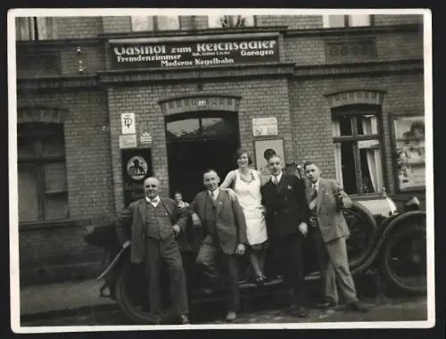 Fotografie Gasthof zum Reichsadler, Ausflugsgesellschaft mit Auto vor Email-Reklameschildern Köstritzer Schwarzbier u.a.