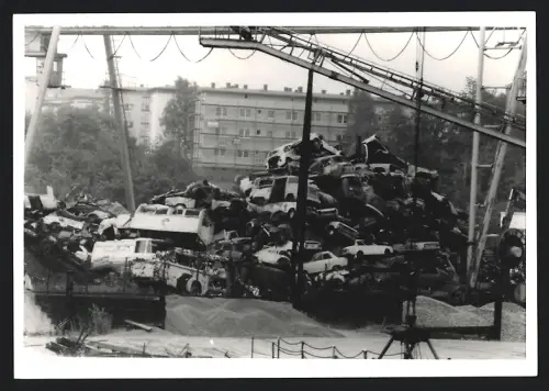 Fotografie Auto-Schrottplatz, Verladekran auf einem Schrottplatz