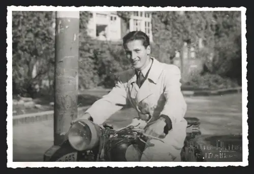 Fotografie Matthes, junger Mann auf Motorrad sitzend
