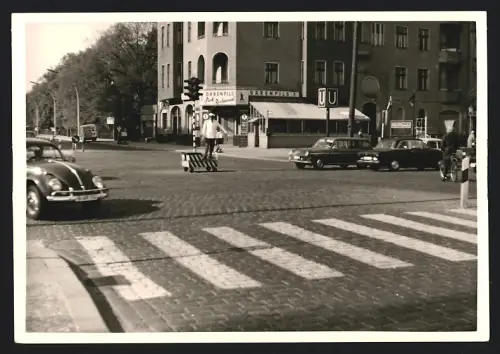 Fotografie Ansicht Berlin-Mariendorf, Verkehrspolizist auf der Kreuzung Alt-Mariendorf / Mariendorfer Damm