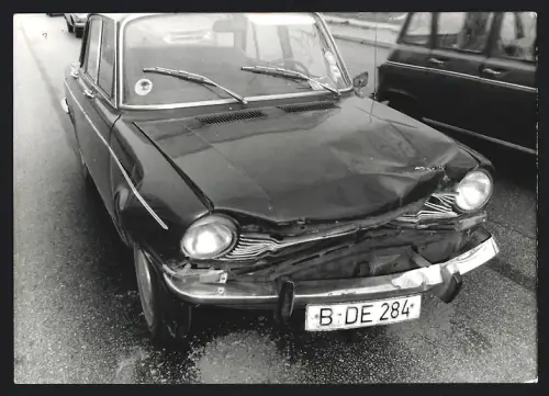 Fotografie Auto Peugeot 404, Unfallwagen mit Frontschaden & Kennzeichen Berlin