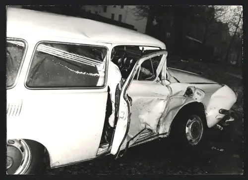 Fotografie Auto Volkswagen Typ 3 VW 1500 Variant, Unfallwagen mit Seitenschaden