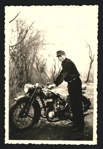 Fotografie Motorrad Zündapp, stolzer Fahrer mit Krad