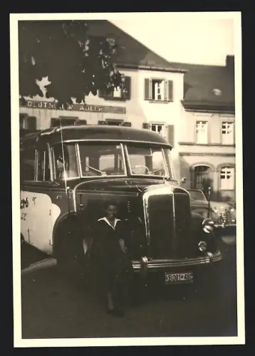 Fotografie Bus Mercedes Benz, Omnibus mit Kennzeichen Berlin vor Hotel Deutscher Adler