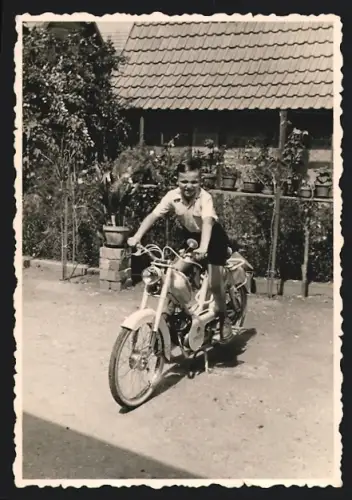 Fotografie Motorrad / Mofa Selco, Knabe auf LKrad sitzend