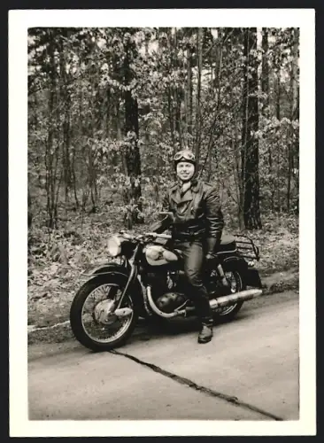 Fotografie Motorrad NSU, junge Frau auf Krad sitzend