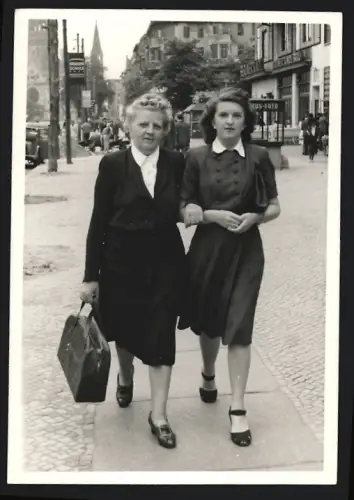 Fotografie unbekannter Fotograf, Ansicht Berlin-Charlottenburg, Damen auf dem Kurfürstendamm