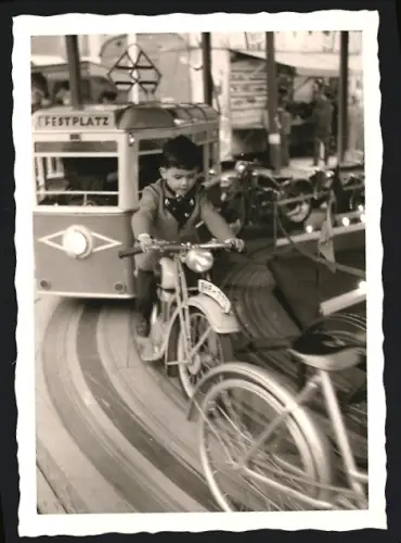Fotografie Rummel - Kirmes, Knabe auf Motorrad in einem Karussell / Fahrgeschäft