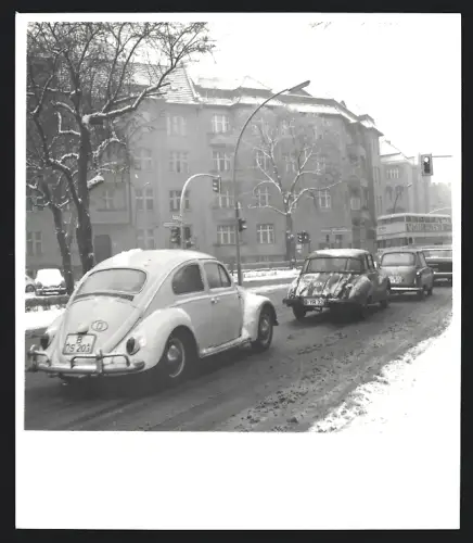 Fotografie unbekannter Fotograf, Ansicht Berlin-Wilmersdorf, Südwestkorso, Auto Volkswagen VW Käfer im Winter