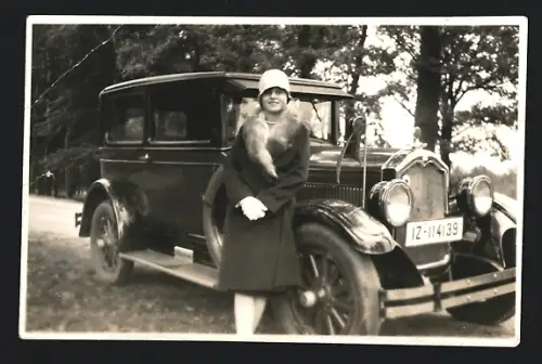 Fotografie Auto Chrysler, elegante Dame neben Limousine mit Kennzeichen IZ-114139 Rheinprovinz