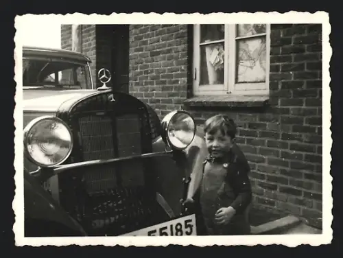 Fotografie Auto Mercedes Benz, Knabe Joachim Goy neben Luxus-PKW in Westerland 1935