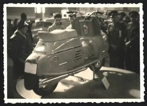 Fotografie Motorrad / Motorroller Cezeta, Lkrad auf einem Messestand