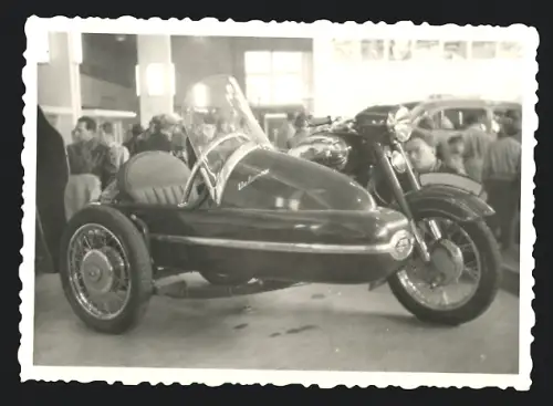 Fotografie Motorrad Jawa 350 mit Seitenwagen, Motorradgespann bei einer Ausstellung