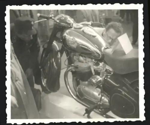 Fotografie Motorrad Jawa OHC 500 Typ 15, Mann fummelt am Motor herum