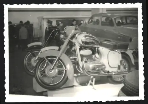 Fotografie Motorrad Jawa 350, Motorräder an einem Messestand ausgestellt