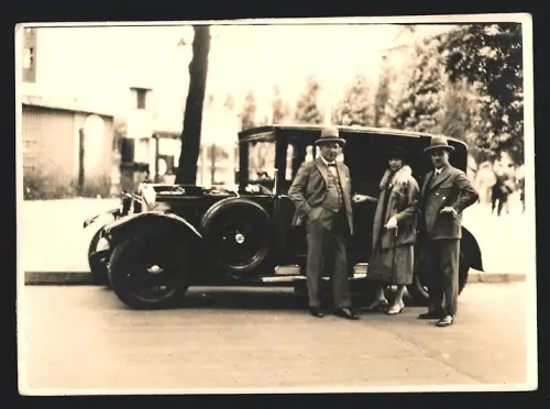 Fotografie Auto, gut betuchte Bürger nebst Limousine