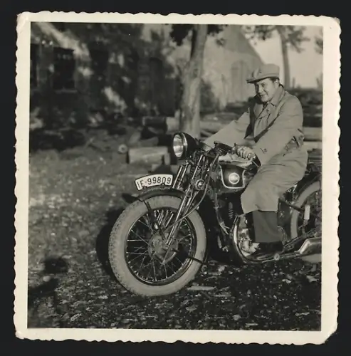 Fotografie Motorrad B.A.M. Berliner Aachener Motorenwerke, Mann auf Krad sitzend, Kennzeichen: IF-99809