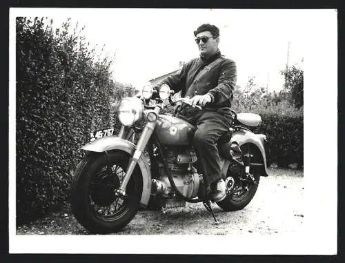 Fotografie Motorrad Sunbeam, lässiger Fahrer mit Sonnenbrille auf Krad sitzend